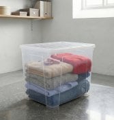 rød cederblok i plastikkasse