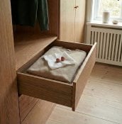 Røde cedertræskugler i skabet